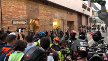 香港选举变天 新当选议员急赴理大救人