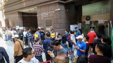 香港議會選舉登場 前2小時人龍較上屆增近3倍(視頻)