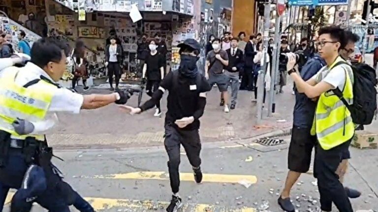 港警開槍擊倒2人 美參議員：天安門事件再現