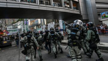 港警子弹上膛指向学生 冲入校舍粗暴抓人