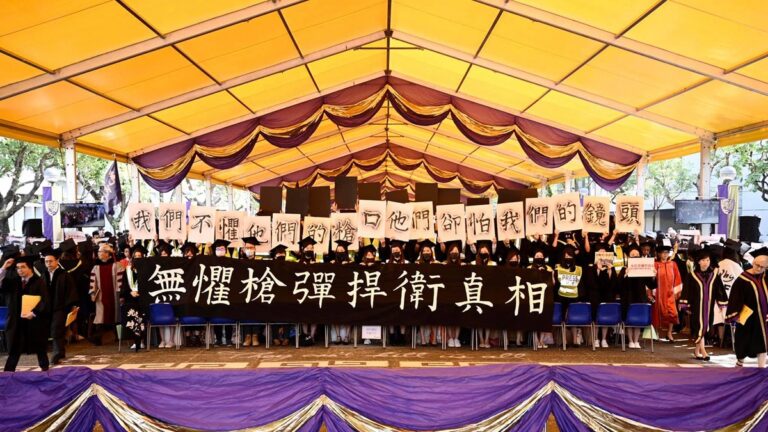 香港中大畢業典禮匆匆結束 學生抗議此起彼伏
