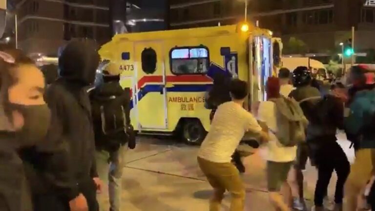 港警驚恐連開3槍 抗爭者搶走20歲受傷女孩