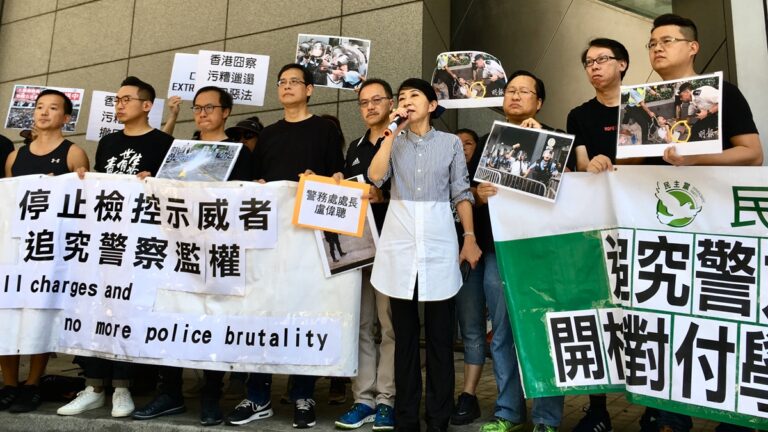 香港「毛姨」飆罵港警 網友：大快人心(視頻)