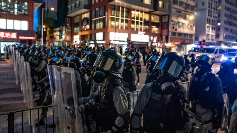 香港秘密上演天安門屠殺？外媒揭港警身高突變