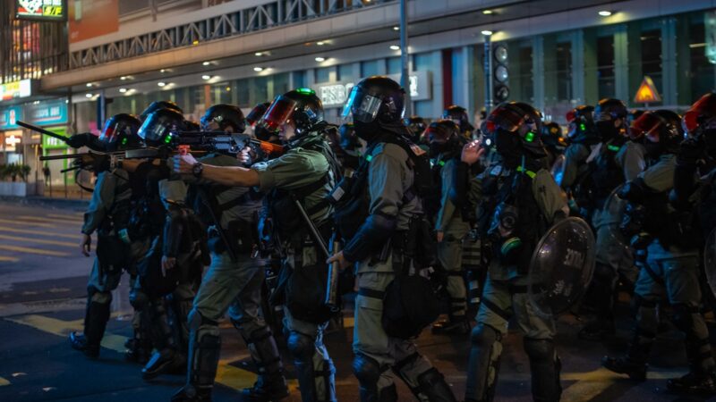 香港前线记者历险 遭港警背后开枪