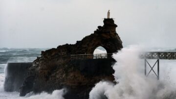 “艾蜜莉”暴风雨 法南树倒山崩14万人无电可用