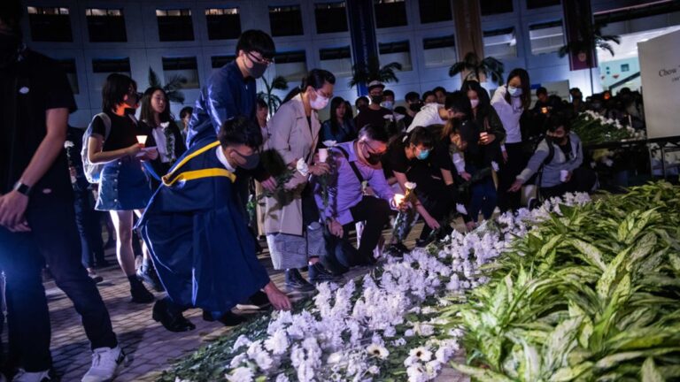 港科大學生周梓樂去世各區悼念 港警開槍