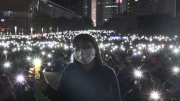 逾10万港人悼周梓乐 续抗争不放弃