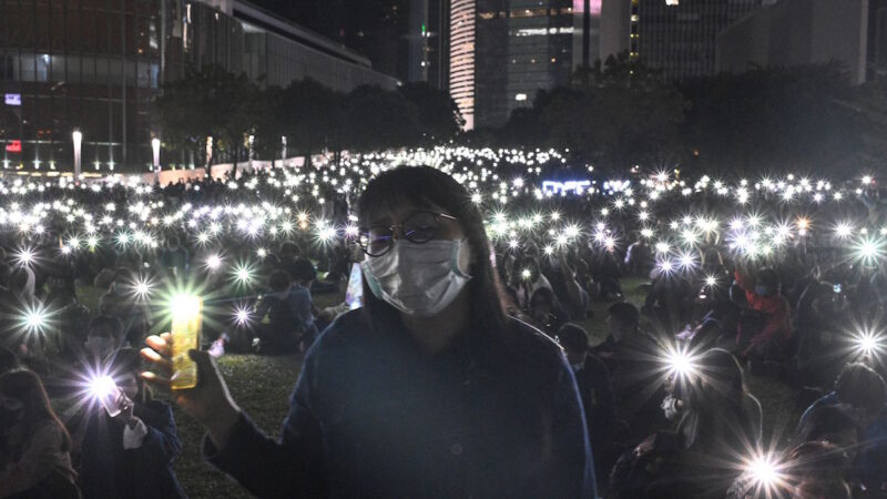 逾10万港人悼周梓乐 续抗争不放弃