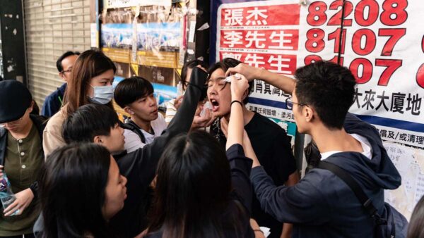 香港322个中学生组织誓言:50年也奉陪到底