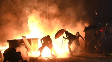 香港中大成战场 大批民众连夜支援（视频）