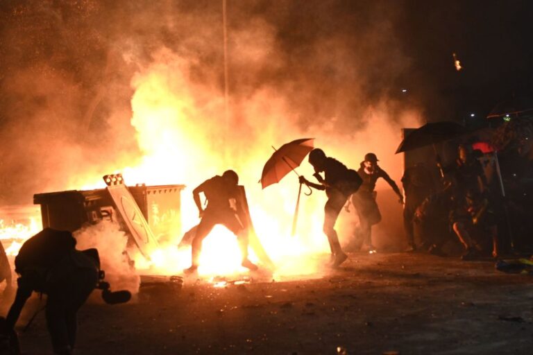 香港中大成戰場 大批民眾連夜支援（視頻）