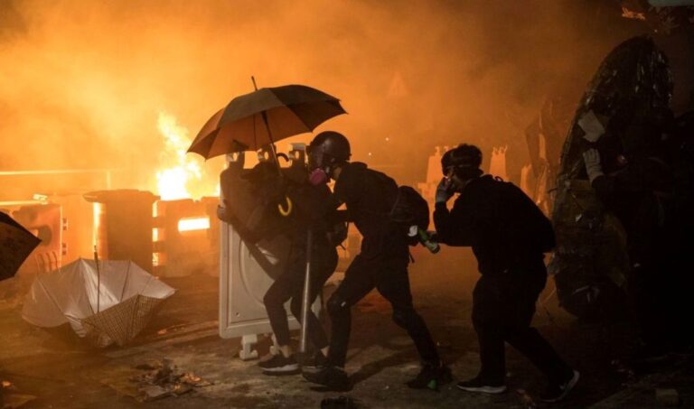 香港中大警民晝夜激戰 有學生頭部中彈昏迷