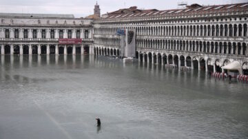 毁灭性洪水侵袭 著名威尼斯水城被淹