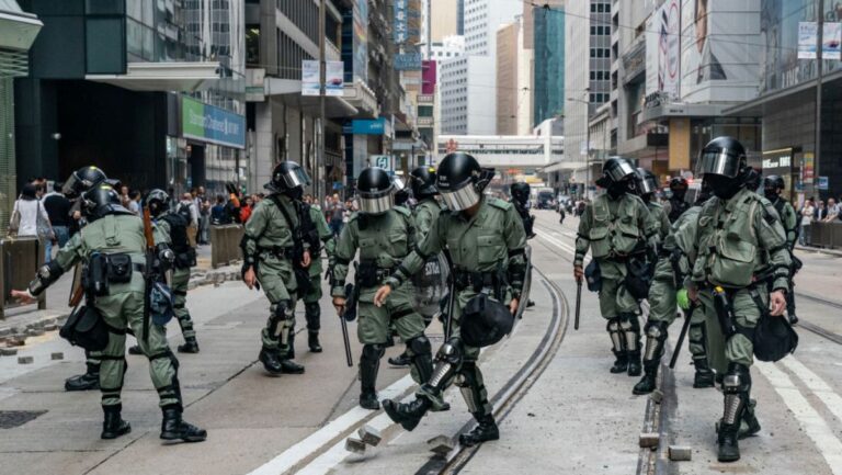 中共軍隊香港街頭清理路障  泛民議員批違法