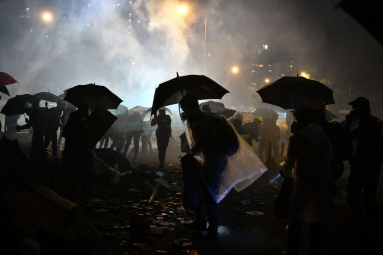 香港理大爆最激烈保衞戰 警方威脅將以實彈進攻