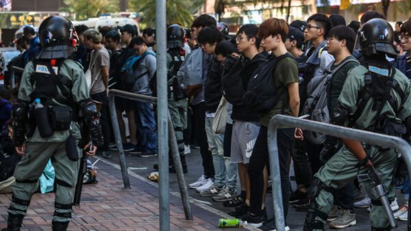英媒：一批香港年輕人雙手反綁 恐押到大陸集中營