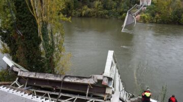 法国跨河吊桥突崩塌 3车坠河酿2死5伤(视频)