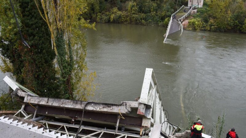 法國跨河吊橋突崩塌 3車墜河釀2死5傷(視頻)