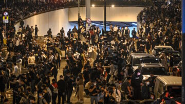 10萬港人救理大抗議者 警方小巴衝撞