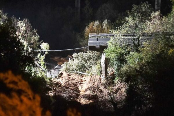 意法豪雨肆虐酿洪灾山崩土石冲毁高架桥 意大利 法国 新唐人中文电视台在线