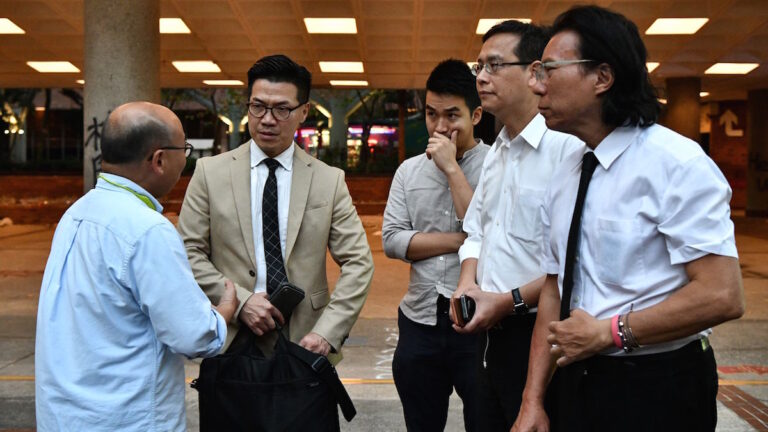 70名民主派當選人 進理大救助留守者