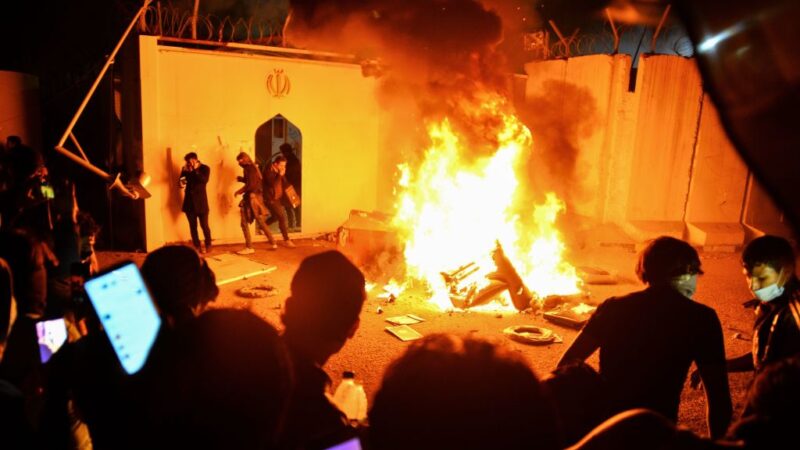 示威升温 伊拉克示威者火烧伊朗领事馆