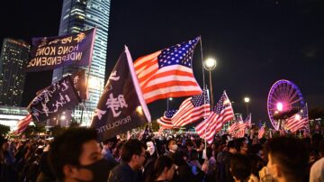 香港法案签署黑警难逃 10万人集会感谢川普