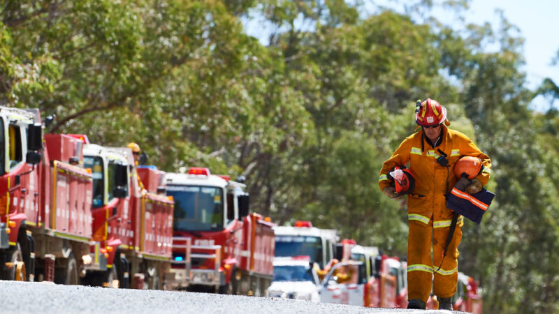 澳洲野火一度逼近悉尼 直升机灭火坠毁驾驶受伤