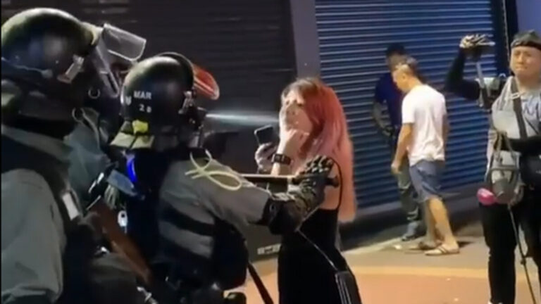 港警暴行無底線 胡椒水直噴女孩眼