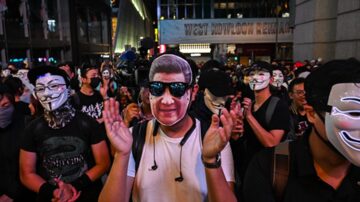 组图：万圣夜狂欢反送中 港人兰桂坊“哈啰喂狗官”