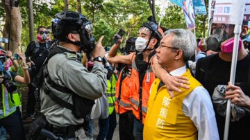 组图：港警暴力干预选举 抓3候选人及200多人