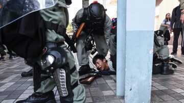 港警向學生宿捨開槍 擴音器高喊「打頭」