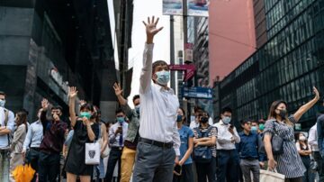 香港掀“全民示威”声浪 上班族趁午休时间声援