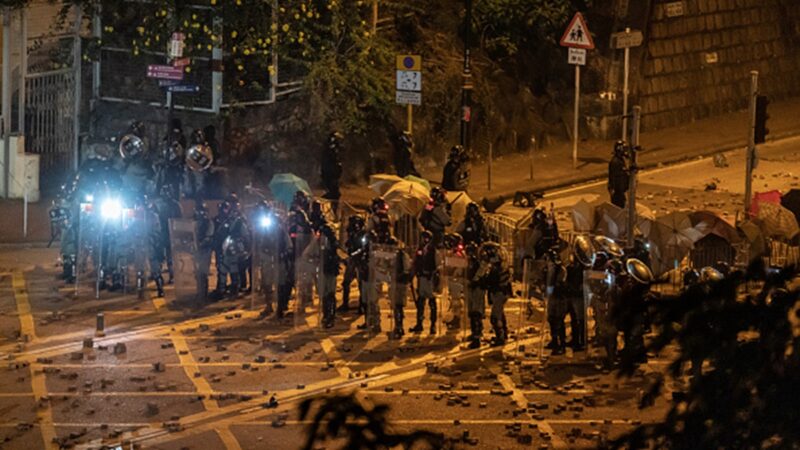 香港理工大学爆激烈抗争 防暴警凌晨突然撤退