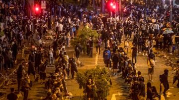 香港近10萬人救學生 5條人鏈場面震撼(組圖)