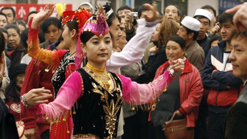 新疆女街头跳舞后被警车拉走 外国观察员被骗惨
