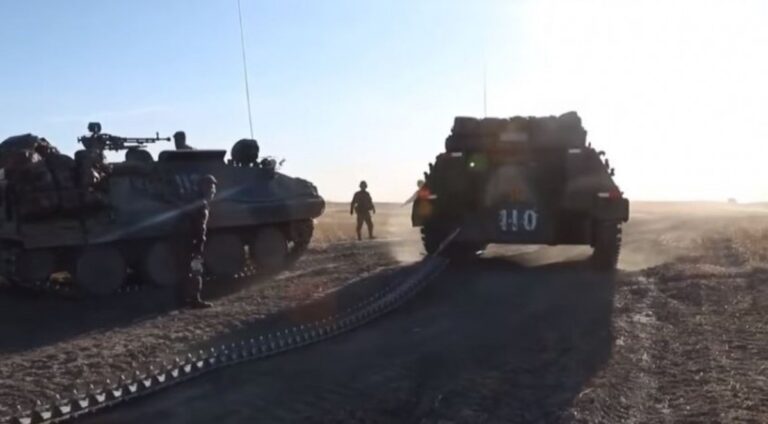 中國製造軍演出糗 裝甲車履帶當場斷裂（視頻）