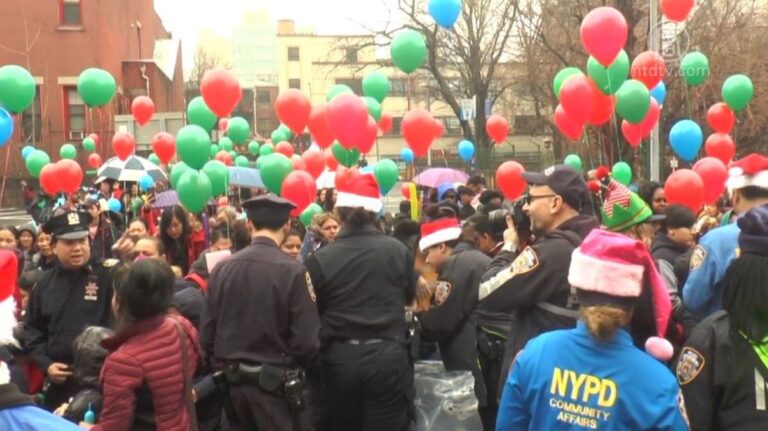 紐約警局聖誕派對送祝福 促進警民互動