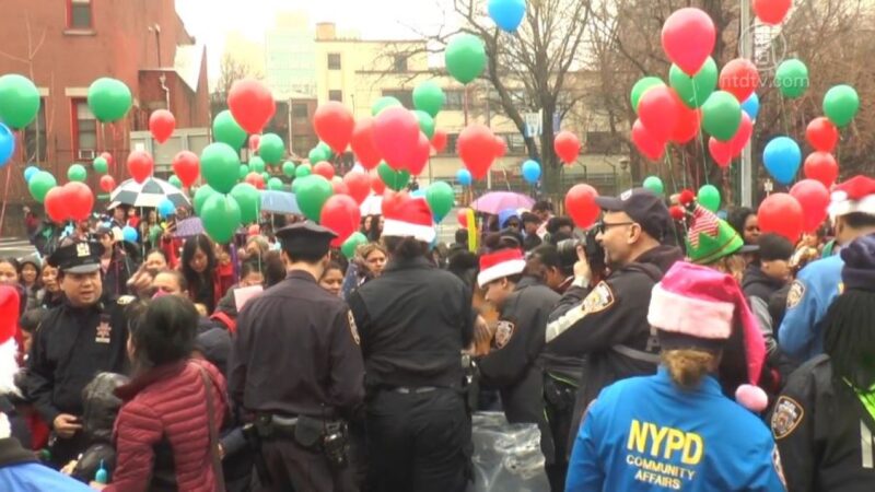 纽约警局圣诞派对送祝福 促进警民互动