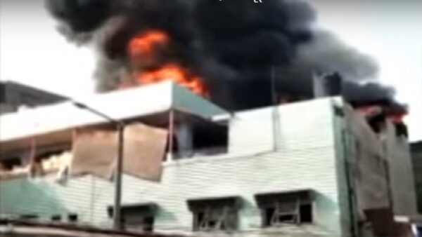新德里工厂暗夜恶火 地处狭小灭火难至少夺43命