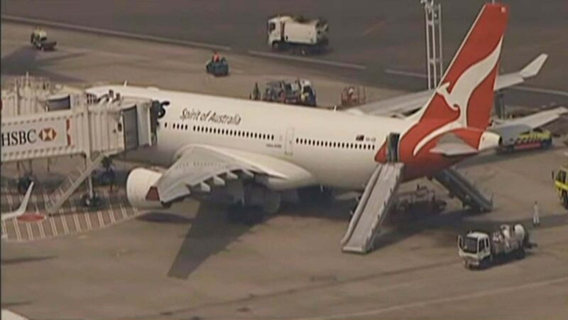 澳航班机故障折返 乘客逃生紧急滑梯疏散