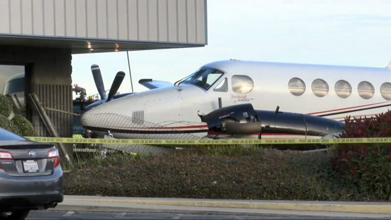 加州17歲少女闖機場偷開飛機 一個大轉彎撞上圍籬被捕