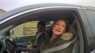 聖誕前夕 警察鳴笛攔車竟不開罰單 駕駛人激動哭了！(視頻)