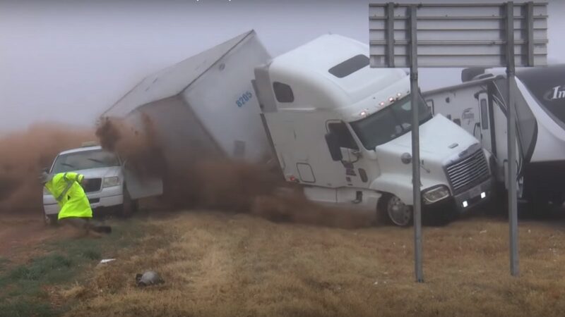 惊险瞬间！德州车祸现场 货柜车失控冲入(视频)