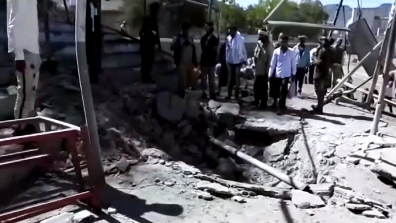 也门亲政府新兵结业式 遭火箭炸出大洞酿7死25伤