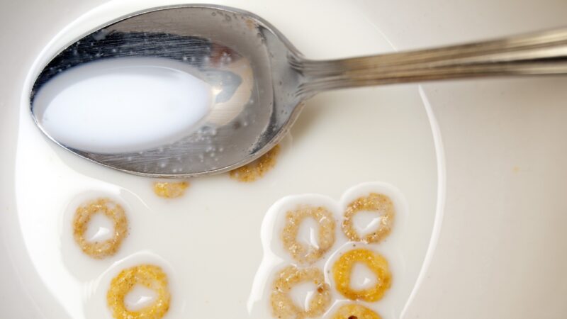 漂浮在牛奶上的Cheerios為什麼喜歡聚在一起？