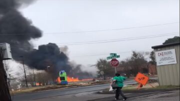 美小飛機墜毀前撞汽車 機上5死地面3人傷