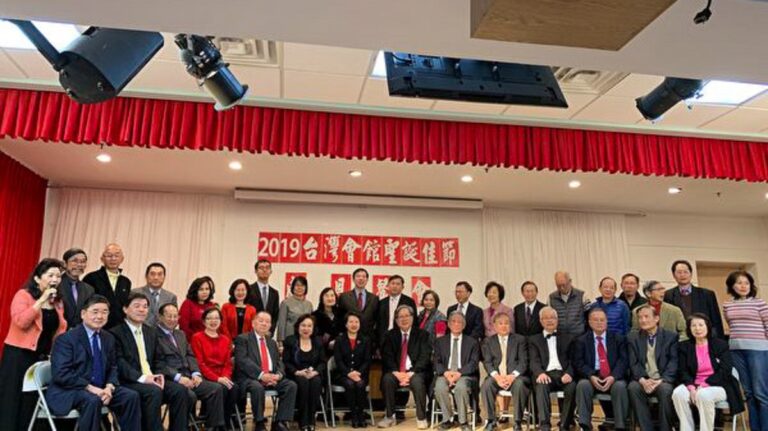 紐約台灣會館感恩餐會 顧雅明講個人故事