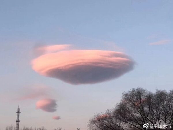 北京天空驚現 飛碟雲 路人驚呼 Ufo 組圖 北京飛碟雲 外星人 新唐人中文電視台在線